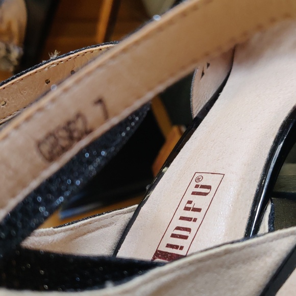 Ladies Shimmering Black 2.5" Heels With Pearl Accent  Size 7 - Picture 4 of 6